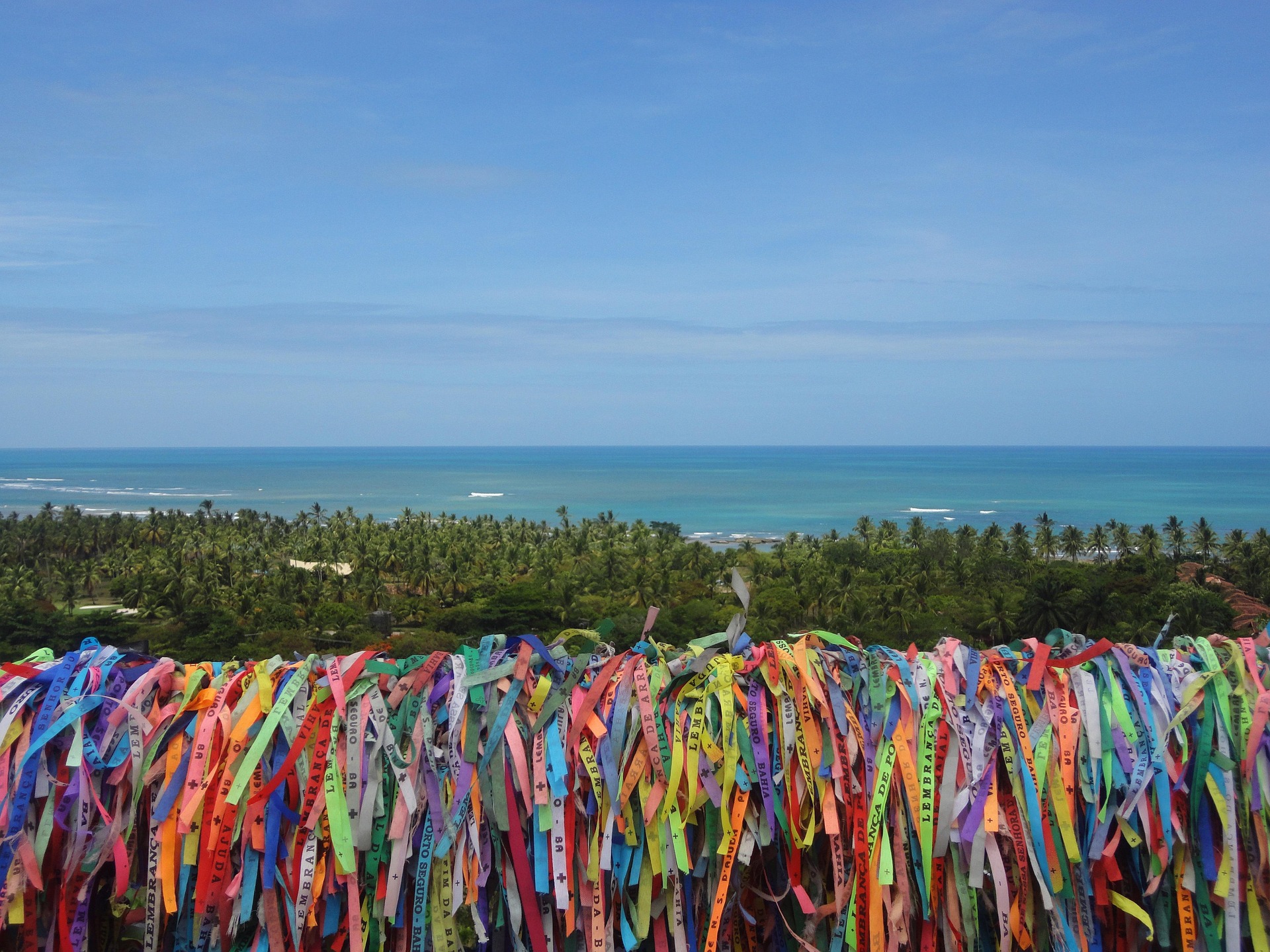 Fitinhas coloridas do Senhor do Bonfim com vista pro mar